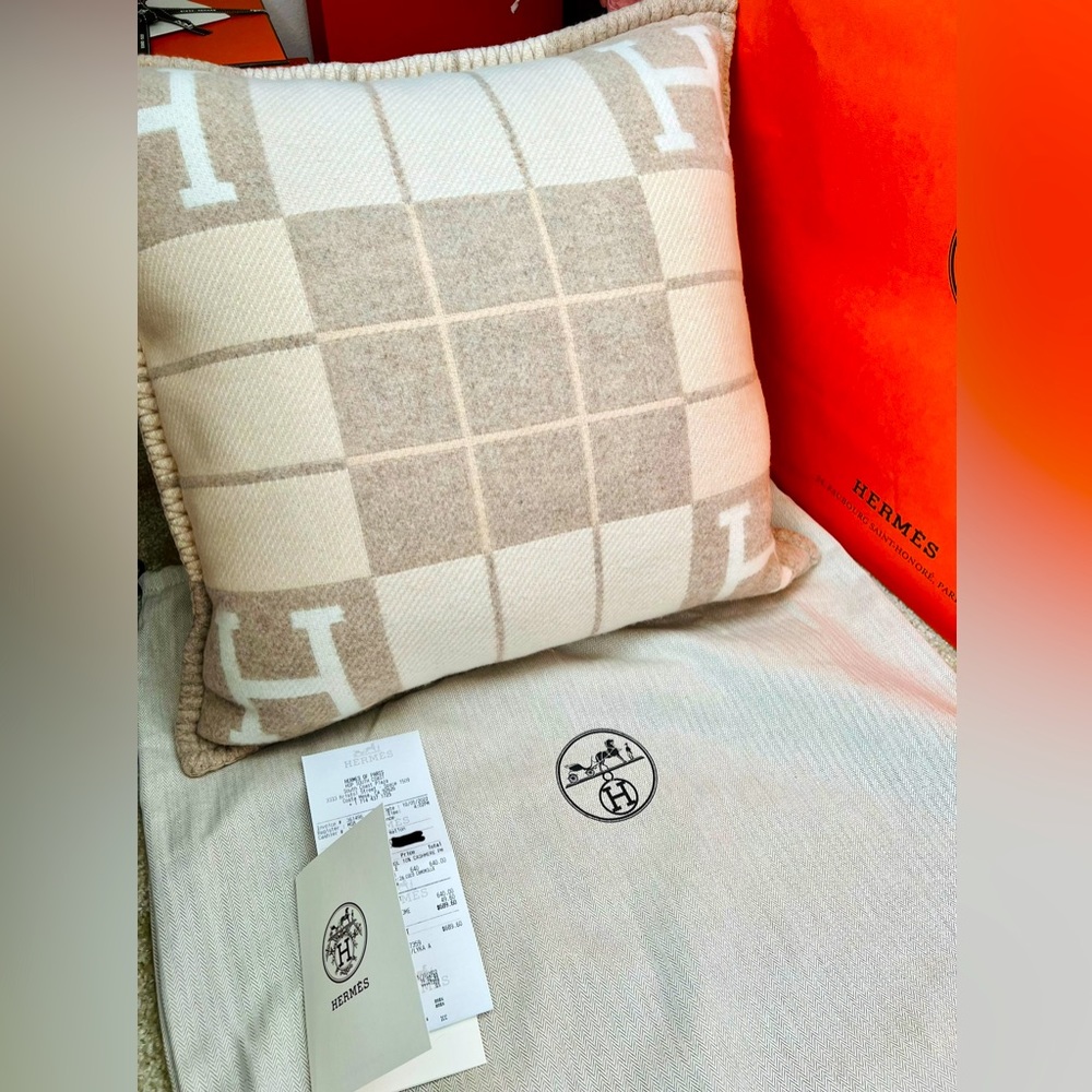 🐴🐴🐴Hermes Cushion Avalon III PM Signature H Coco and Camomille Throw Pillow